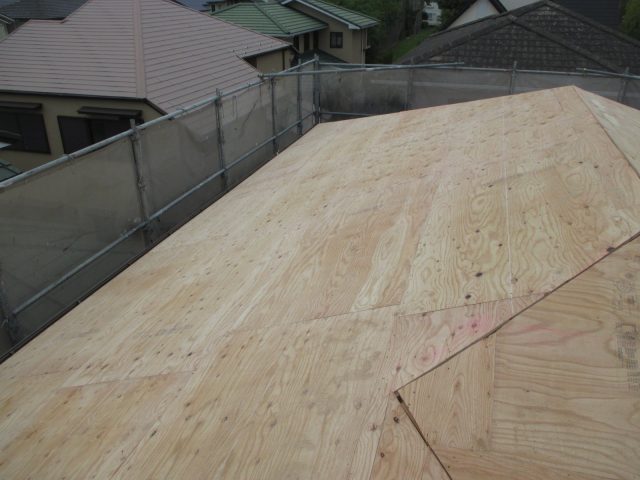 播磨町の葺き替え工事における野地板の施工